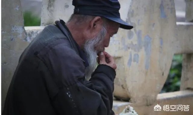 北京一7旬大爷睡车站不愿回家：没钱买礼物愧对孙女，不想让她自卑，你怎么看？