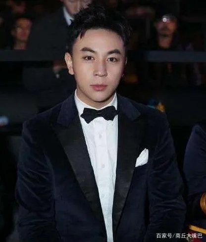 向华强都不敢惹,王宝强要行晚辈礼,释小龙究竟是什么身份?