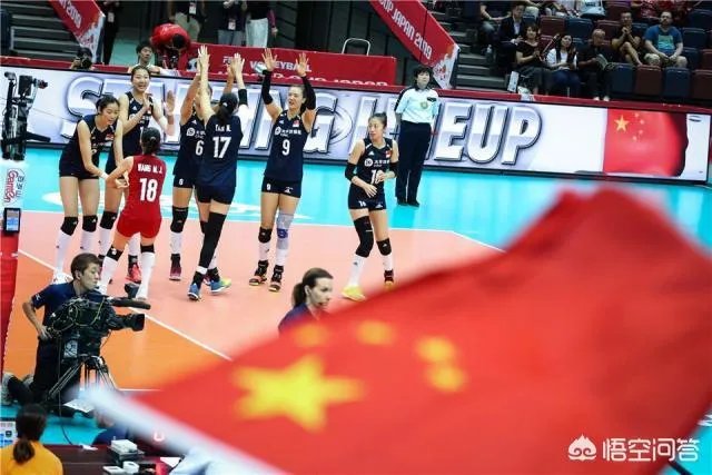 在和中国女排的比赛中，14号荷兰美女球员总被教练单独训话，她是谁？有什么来头吗？