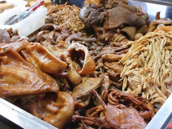 西安一物理学硕士摆摊卖卤味,这是否大材小用了?