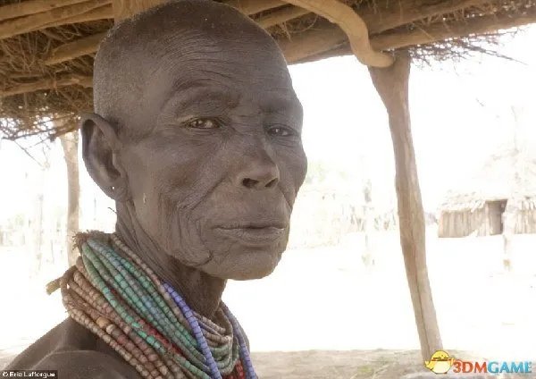 非洲妇女15孩被喂鳄鱼 这里每年300个孩子被处死