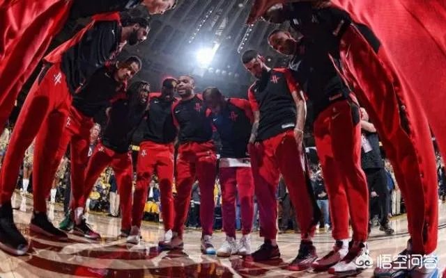 骚操作！勇士老板在赛后晒冠军戒指内涵火箭，球迷吐槽指责其没气度，对此你怎么看？