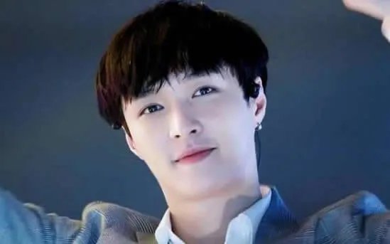 张艺兴倒立训狗：这画面怪不得都在羡慕狗狗了