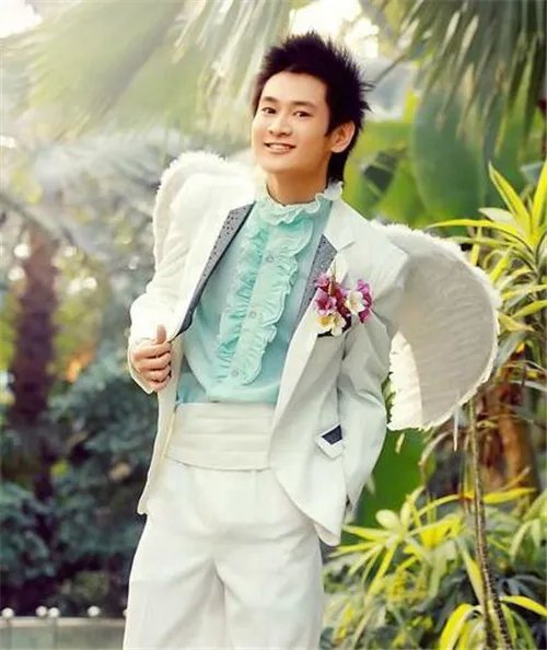 男生参加婚礼穿什么好 参加婚礼男士服装搭配攻略