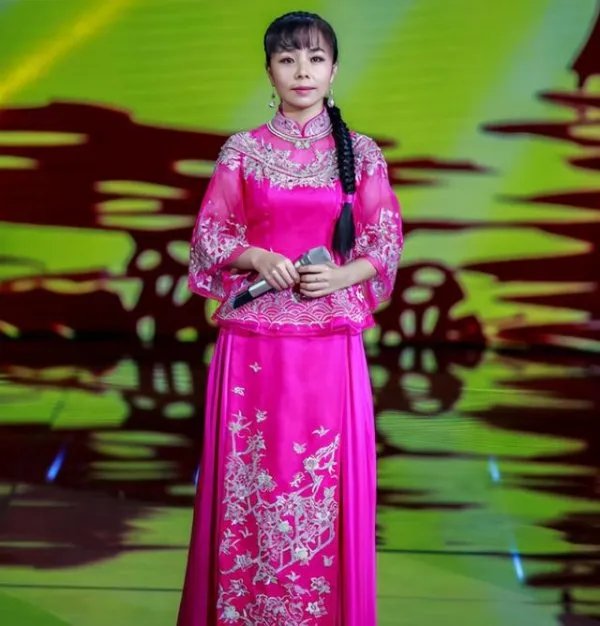 草帽姐卖惨被批炒作,嫁初恋的王二妮如今咋样?