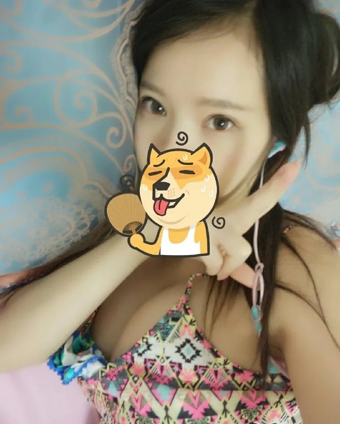 胸大导致无法呼吸 “露底雅典娜”深夜发福利自拍