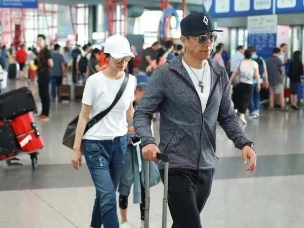 袁泉夏雨穿情侣装现身，女儿身高到妈妈肩膀，一家三口怎么那么接地气呢?