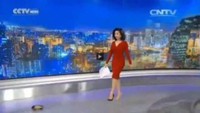 主持节目时高跟鞋掉了怎么办?