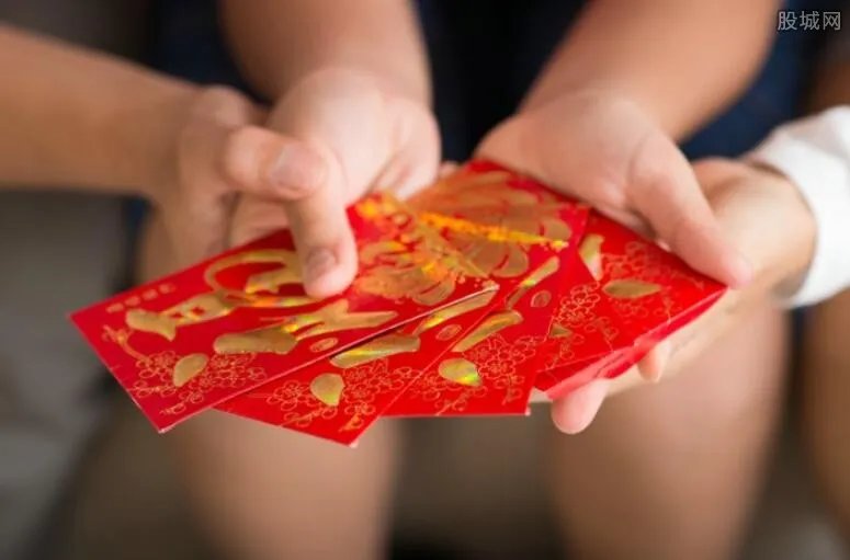 连续30年发红包 泰国华裔老板发100万现金红包