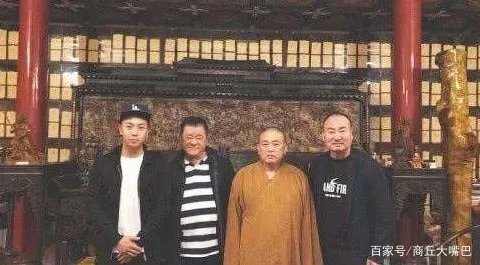 向华强都不敢惹,王宝强要行晚辈礼,释小龙究竟是什么身份?