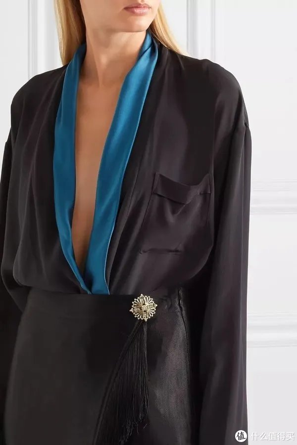 女士胸针怎么佩戴