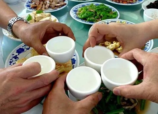 如何看待男子酒后睡路边被盗刷12万这件事?