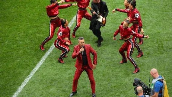 英国歌星在世界杯开幕式上为何竖中指?