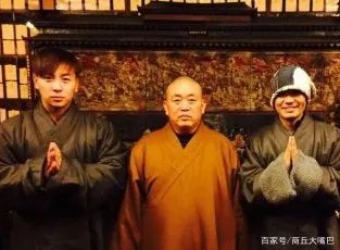向华强都不敢惹,王宝强要行晚辈礼,释小龙究竟是什么身份?
