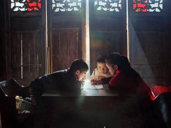 熊孩子砸车刻上老爸手机号只因老爸外出务工,如何照顾好留守孩子?