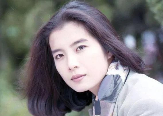 《哑巴新娘》两位主角今昔对比，容颜不变事业却差别巨大，你怎么看？