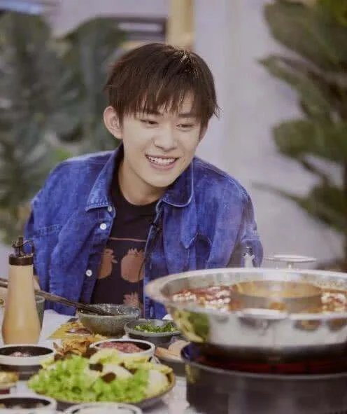 王俊凯王源为易烊千玺庆生,他们之间的关系如何?