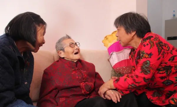 江西一名百岁老人被孙子捧成全县网红，你对这位老人有哪些了解呢？