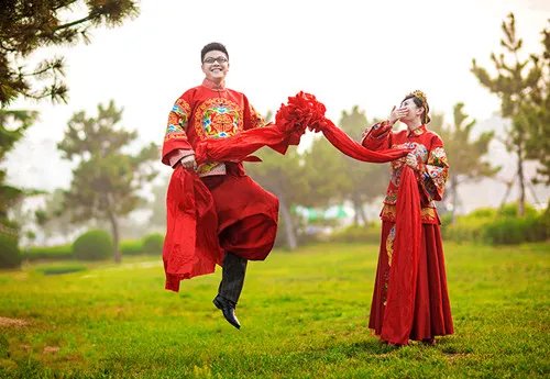 秀禾服婚纱照图片欣赏 新娘如何挑选秀禾服