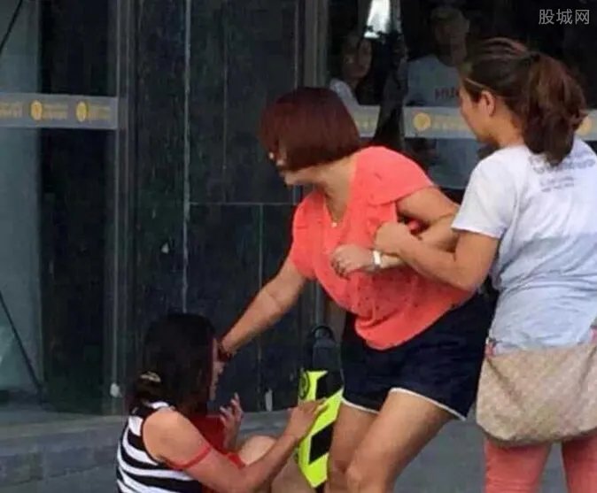 原配被小三扔街头暴打 如此可恶令人发指