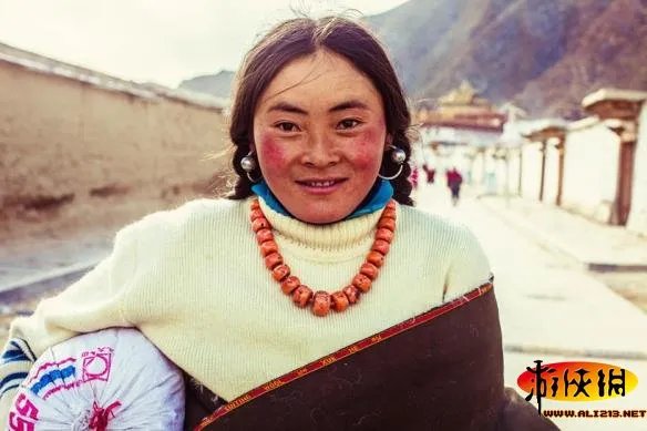 世界美女地图：罗马尼亚29岁女子穷游37国专拍正妹