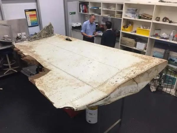 疑似MH370残骸被冲上海滩,带来新希望,失踪飞机谜团可以解开吗?