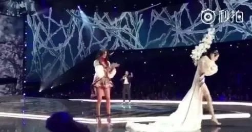 2017维密大秀,超模奚梦瑶不慎摔倒,未来的道路会如何?