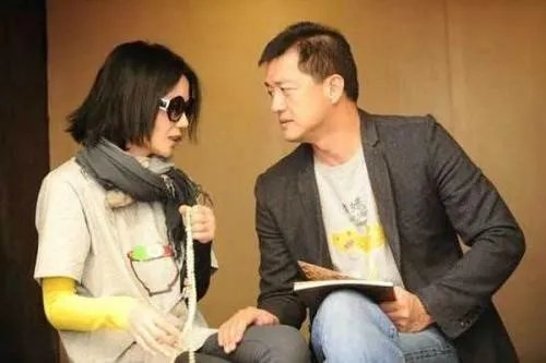 王菲深夜现身前夫李亚鹏住所，两个人复合了吗？