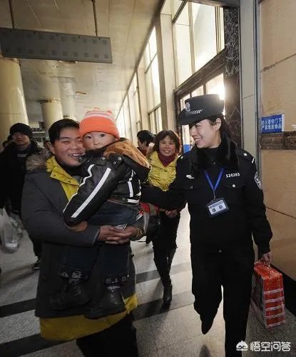 8岁儿子给警察老爸发红包:我用压岁钱,买爸爸一天的陪伴,家庭和工作的时间矛盾如何解决?
