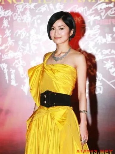 微博平胸大赛走红 盘点那些可爱的平胸女星