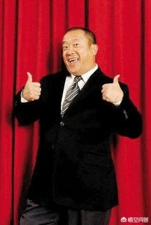 主持节目时高跟鞋掉了怎么办?