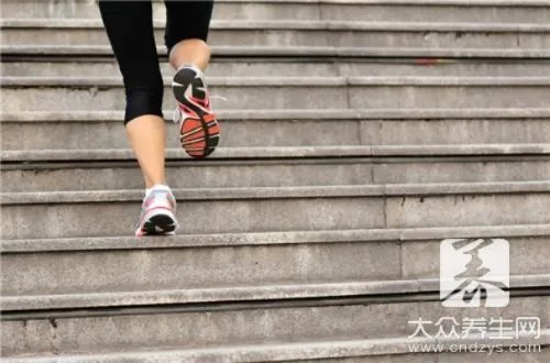 爬山对膝盖有损伤吗