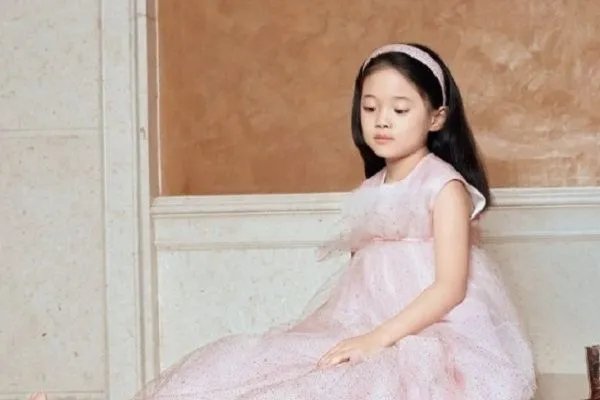 梅婷女儿登封面，你觉得她女儿长的怎么样？