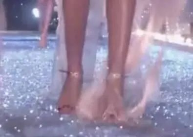 2017维密大秀,超模奚梦瑶不慎摔倒,未来的道路会如何?