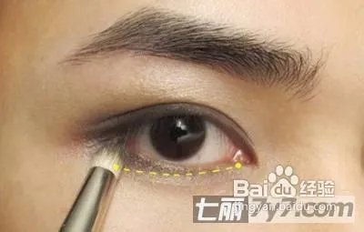 单眼皮女生怎么画眼妆