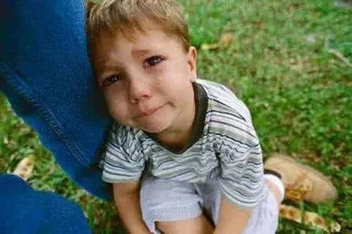 夫妻吵架丈夫欲将1岁娃娃扔桥下，孩子有什么错?