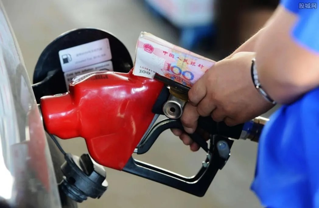 油价五连降!加满一箱油少花8元 油价还会继续跌吗？