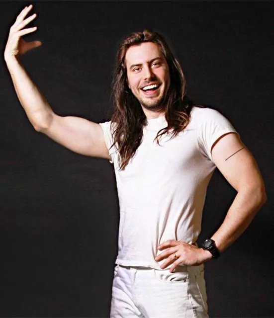 破产姐妹Max官宣恋情!男方有何背景?