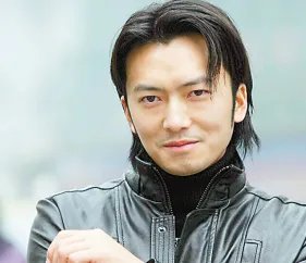 快递小伙因为长相酷似谢霆锋，不顾母亲反对花重金整容，如今怎么样了？