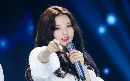 杨超越吸烟给大家的感觉是成熟还是性感呢？