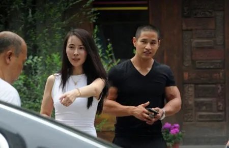 刘承俊老婆图片曝光 就逃兵役事件下跪道歉