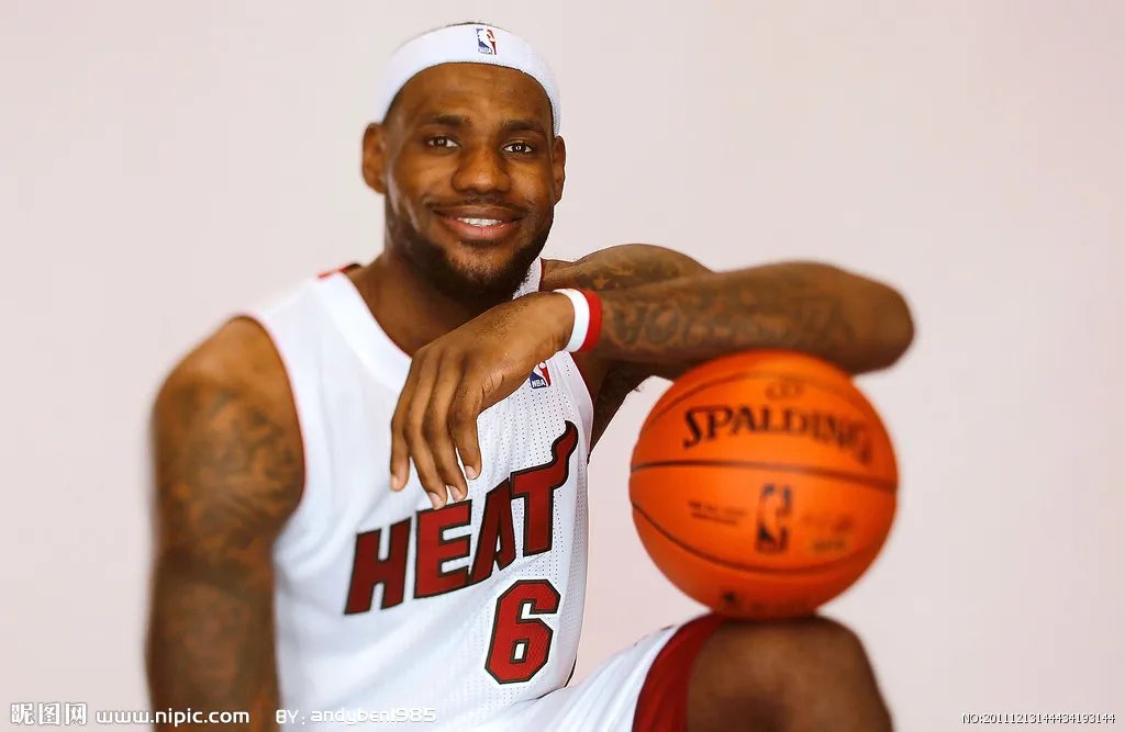 iPhone5。求NBA詹姆斯高清壁纸3张