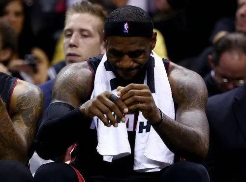 联盟近十年裁判对乐邦过分不待见，是否是詹姆斯无法得更多冠军的主因之一？