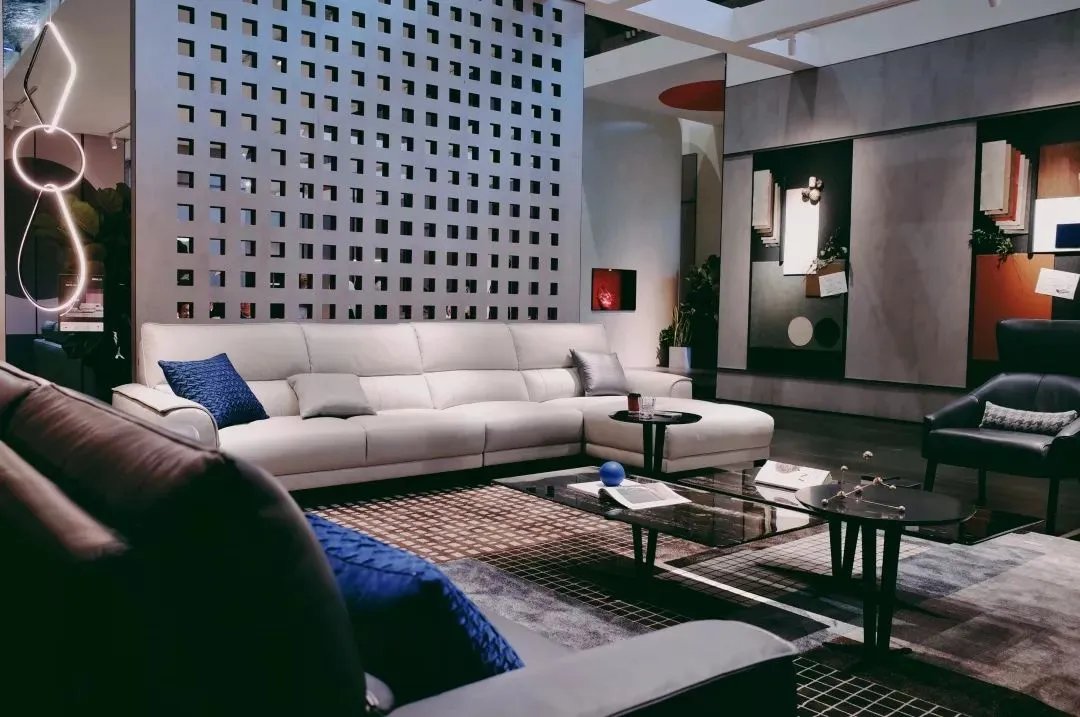 顾家工艺上海展亮相,37年匠心坚持,用极简设计定义极致舒适生活!