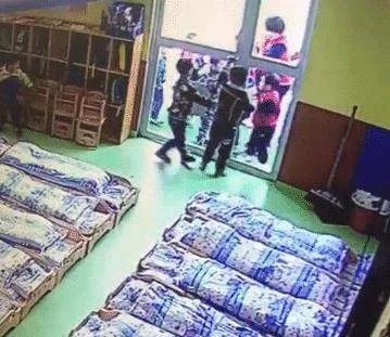 4岁女童被锁幼儿园二楼反思坠楼，对涉事班主任如何处置？