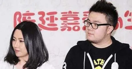 话题人物巴图晒老婆素颜照,为何网友却不断翻巴图的“旧闻”?