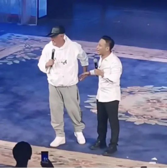 赵本山罕见登台表演，却遭女粉丝拥抱索吻，难道是徒弟故意安排？