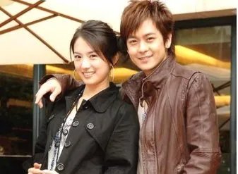 韩女星刘荷娜躺在公公腿上惹争议,是网友管的太宽?还是行为确实不端?