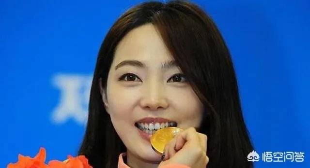 有些运动员喜欢咬金牌,这是为什么?