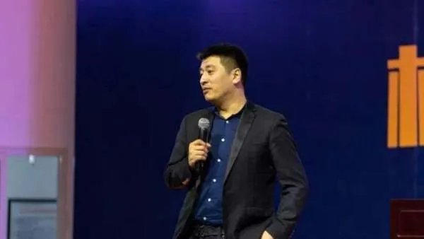 红极一时的张雪峰,因发言不当公开道歉,现在过得怎么样?